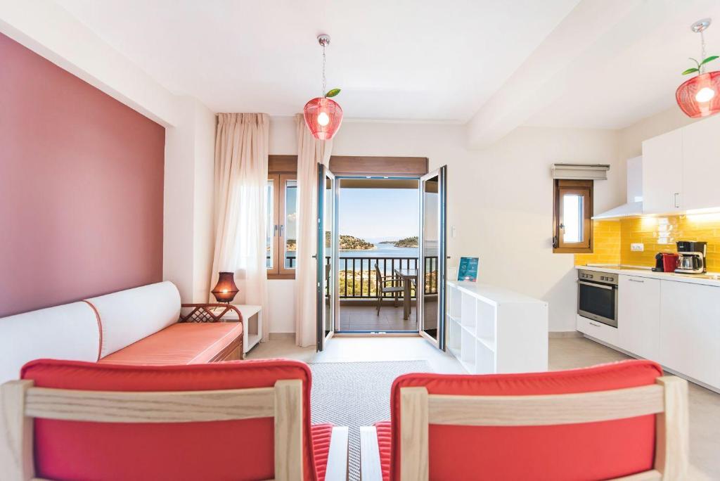 奥马斯帕纳吉亚斯#FLH - Nereus & Oceanus Beachfront Apartments, Lagonisi Beach的带沙发的客厅和厨房