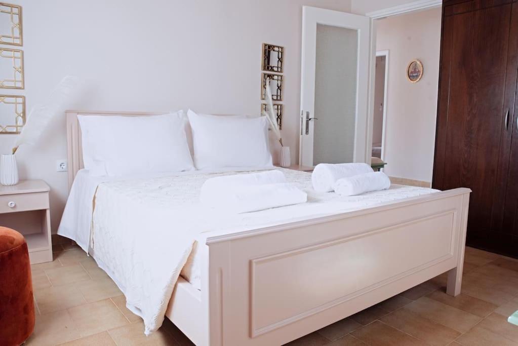 斯达林The Homey的白色的床、白色床单和枕头
