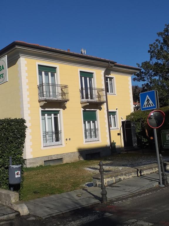 内比乌诺Casa Patrone appartamento Luigi的黄色的建筑,在街上设有两个阳台