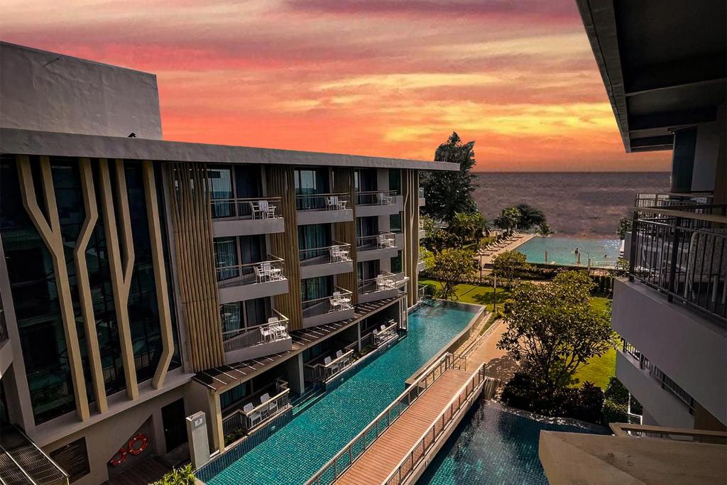 柴老海滩昭佬海滩沙丘度假酒店的享有带游泳池的建筑的空中景致