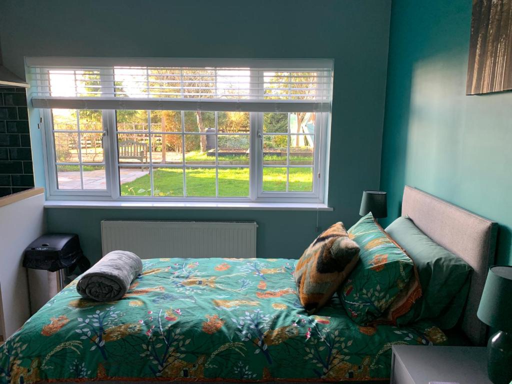 马丁Walnut Lodge, Timberland的一间卧室设有一张大床和大窗户