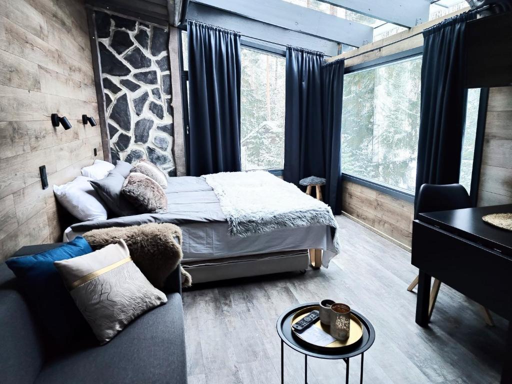 耶姆赛Himosranta Suites的一间卧室配有一张床和一张沙发