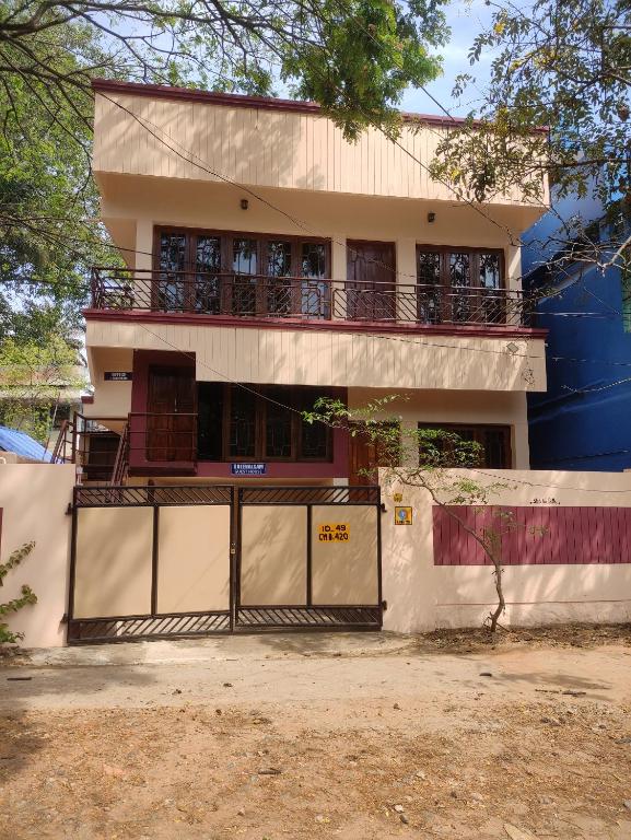 特里凡得琅Sreevalsam Guest House的前面有门的房子