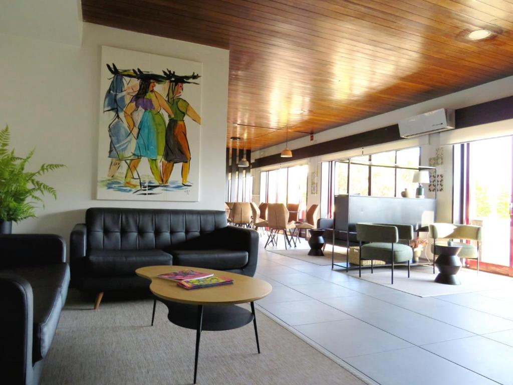 欧瓦蓝色酒店的客厅配有沙发和桌子