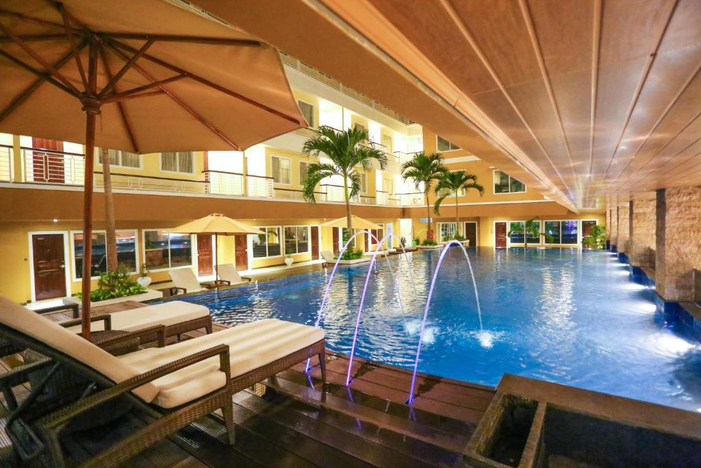 古邦古邦西尔维亚酒店的一座带喷泉的游泳池