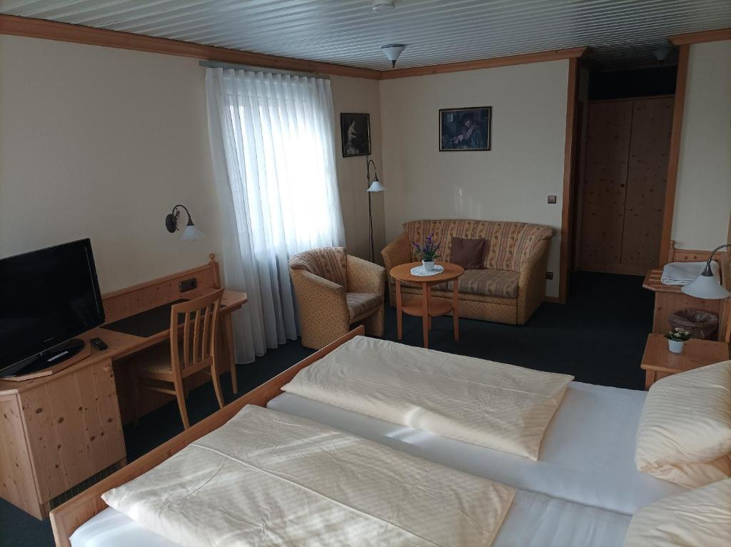 索梅拉Bocksbeutelherberge的酒店客房设有床和客厅。