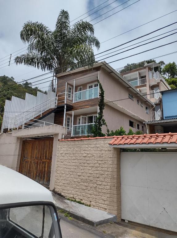 彼得罗波利斯Apartamentos Aconchegantes Bingen em Petrópolis的前面有车库的房子