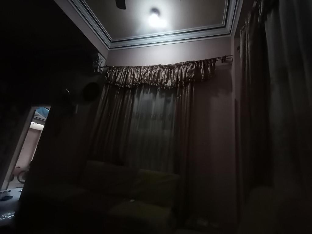 Jazīrat al ‘AwwāmīyahHossam hotil的一间暗室,配有带窗帘的窗户