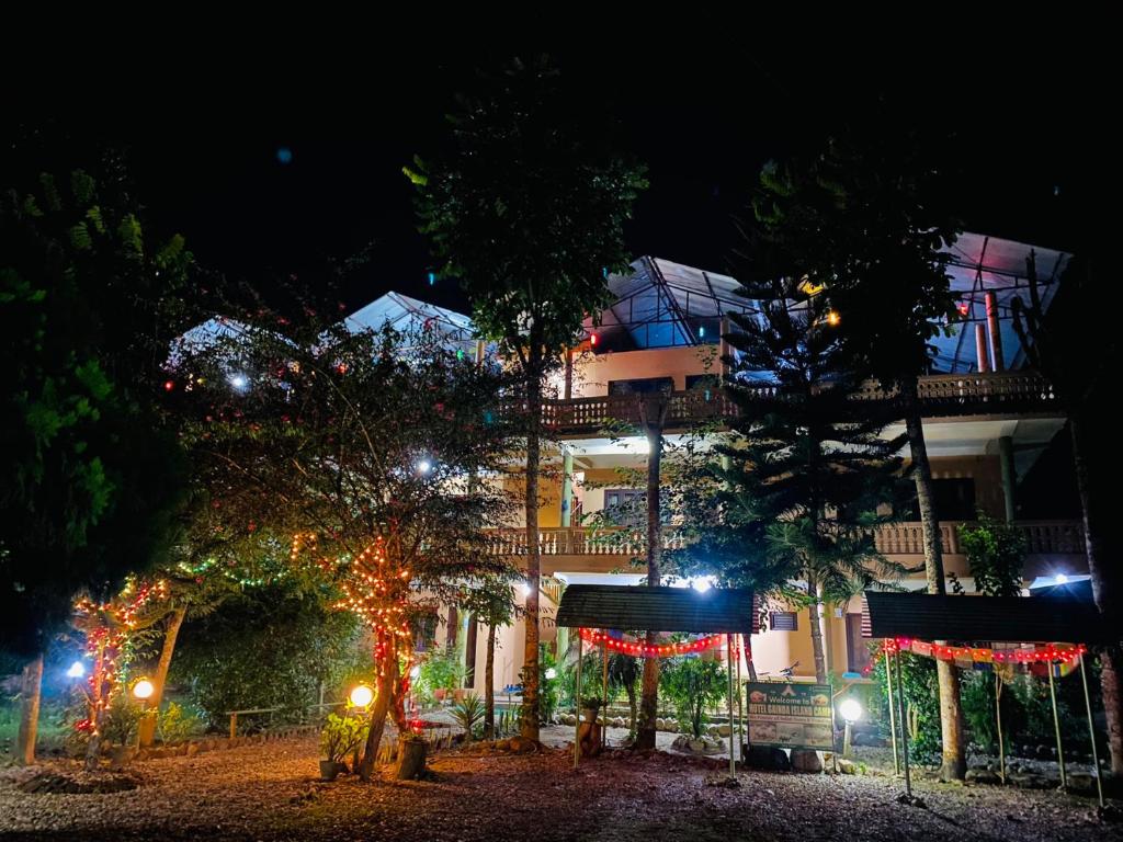 索拉哈Hotel Gainda Island Camp的前面有圣诞灯的建筑