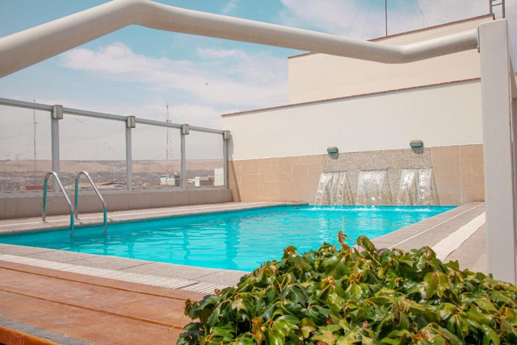 塔克纳Dorado Hotel Boutique - Tacna的一座大楼顶部的游泳池