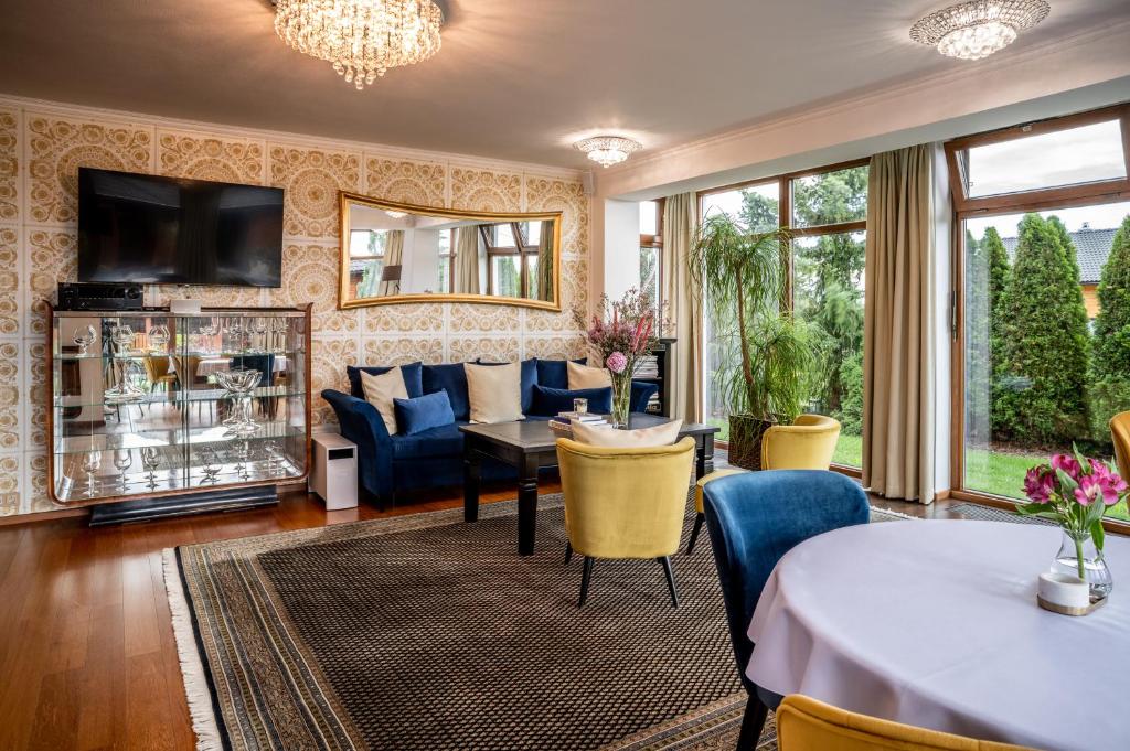 韦尔卡鲁穆尼卡G88 RESIDENCE的客厅配有沙发和桌椅