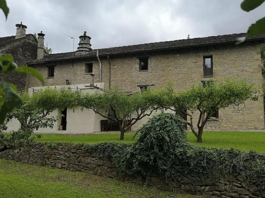 圣克鲁斯德拉塞罗斯Casa Rural Barangua en el Pirineo Aragonés的一座古老的石头建筑,前面有树木