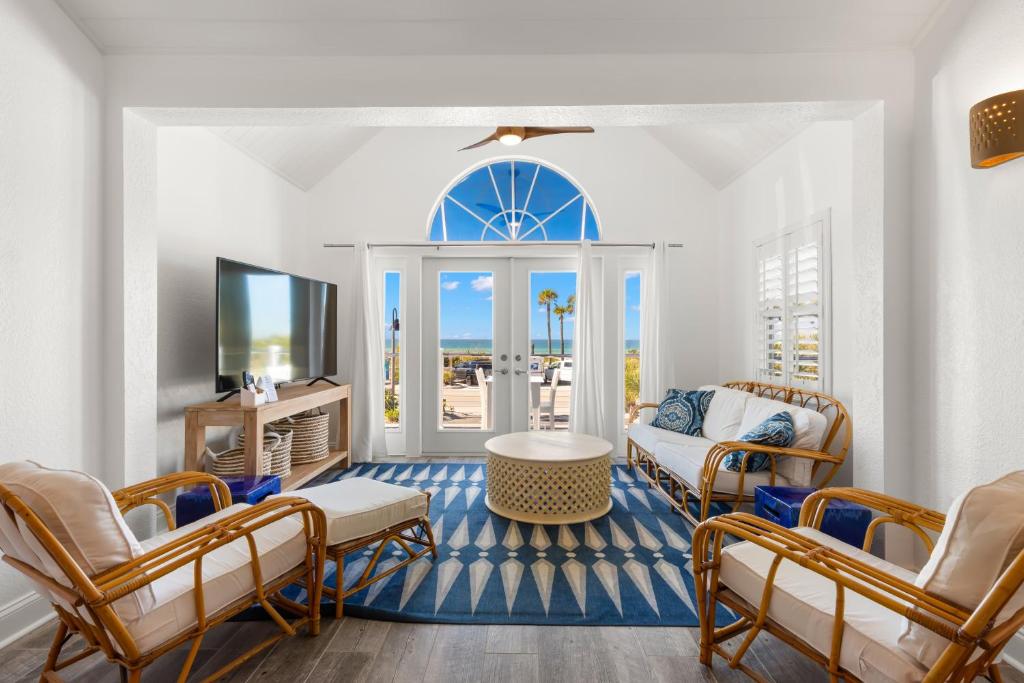 圣徒皮特海滩海滩酒店的客厅配有沙发、椅子和电视