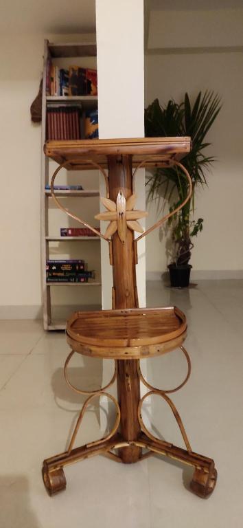 贾巴尔普尔unTrained & unPlanned的一张木桌,上面有架子