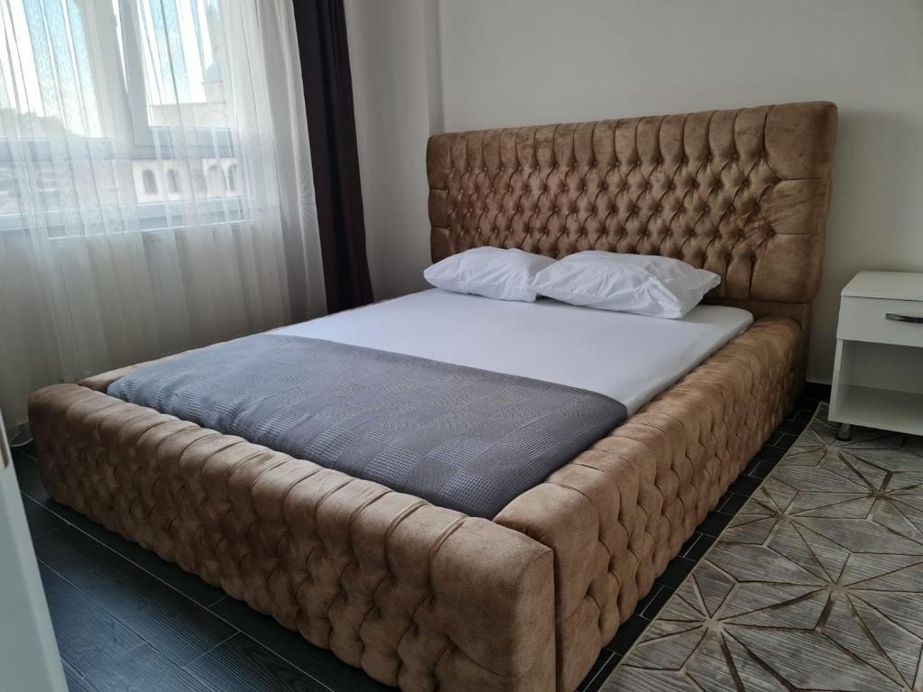 内夫谢希尔loftpalacesuit的卧室内的一张大床,带软垫床头板