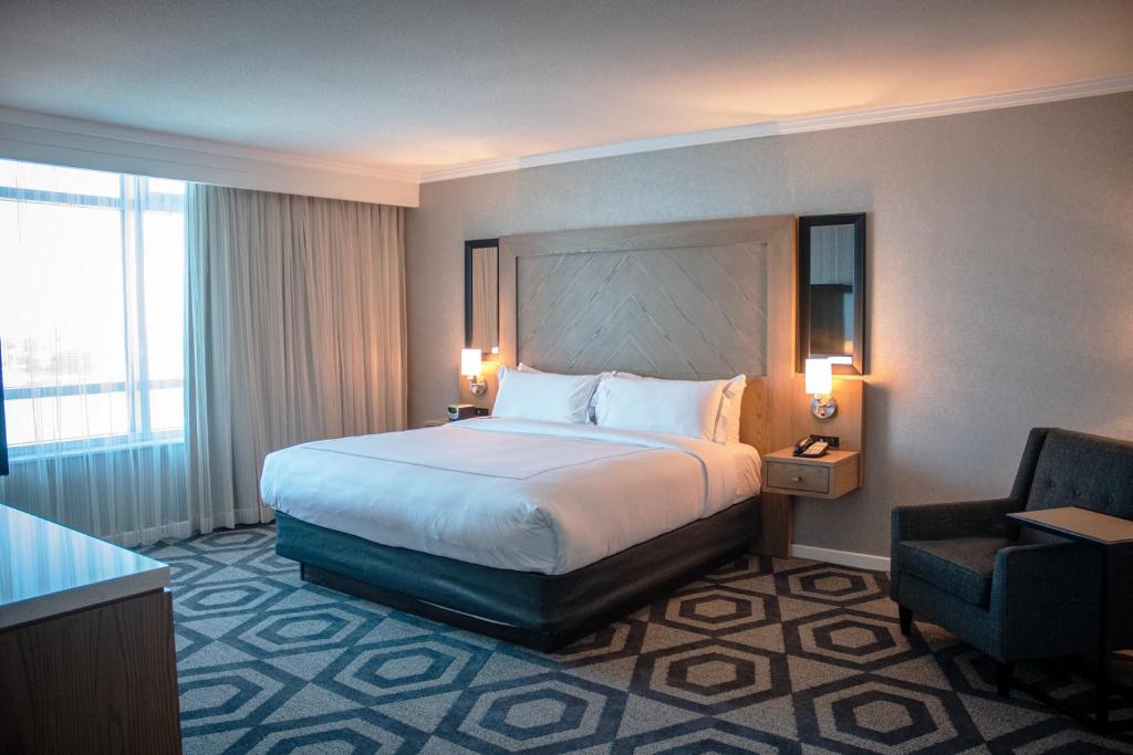 温莎凯撒温莎酒店和赌场的配有一张床和一把椅子的酒店客房