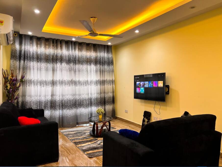 AshaimanRabban Apartment的客厅配有2张沙发和1台平面电视
