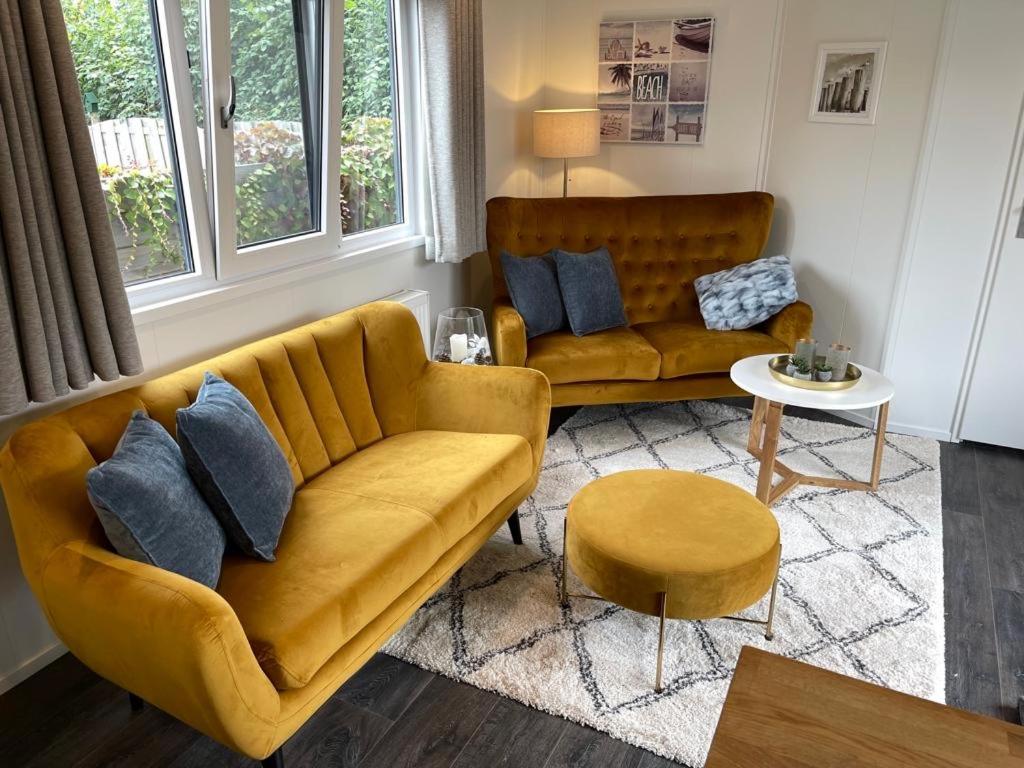 德科赫Beachhouses Texel的客厅配有黄色的沙发和桌子