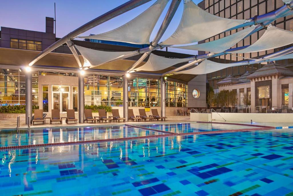 科威特科威特艾尔图拉雅市皇冠假日酒店&度假村的一座大楼内带大棚子的大型游泳池