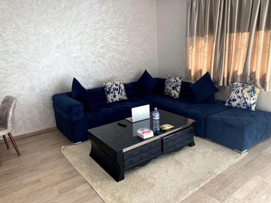 卡萨布兰卡hz的客厅配有蓝色的沙发和茶几