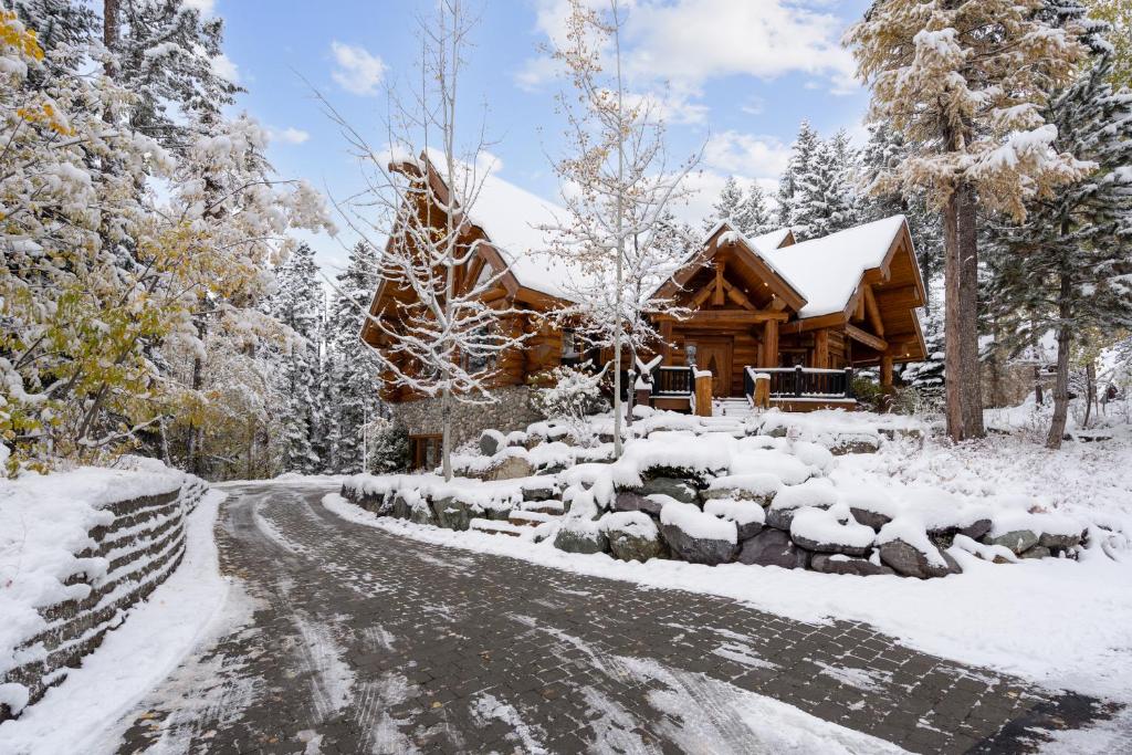 白鱼镇The Grand Alpine Lodge的雪覆盖车道的小木屋冬季景象