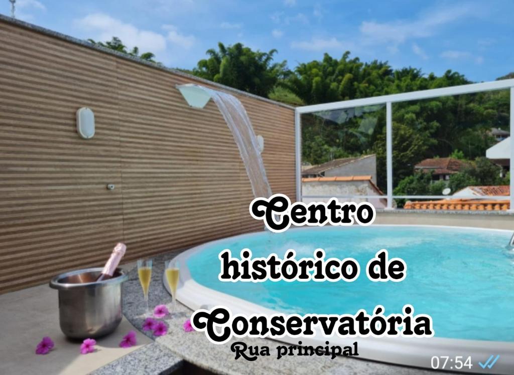 康赛瓦托利亚Pousada do Vovô Luiz的游泳池旁的浴缸