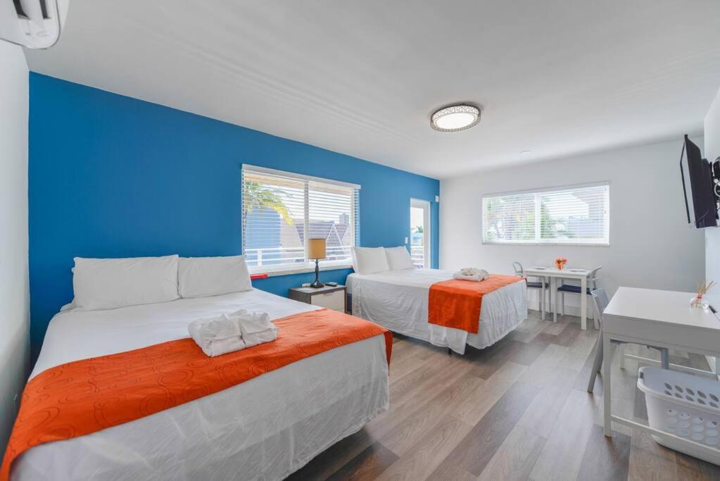 好莱坞The Mariner Suites #41的一间卧室设有两张床和蓝色的墙壁
