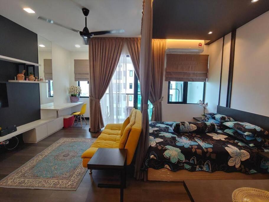 班吉LA VISTA BANGI Homestay的一间卧室配有一张床、一张沙发和一台电视。