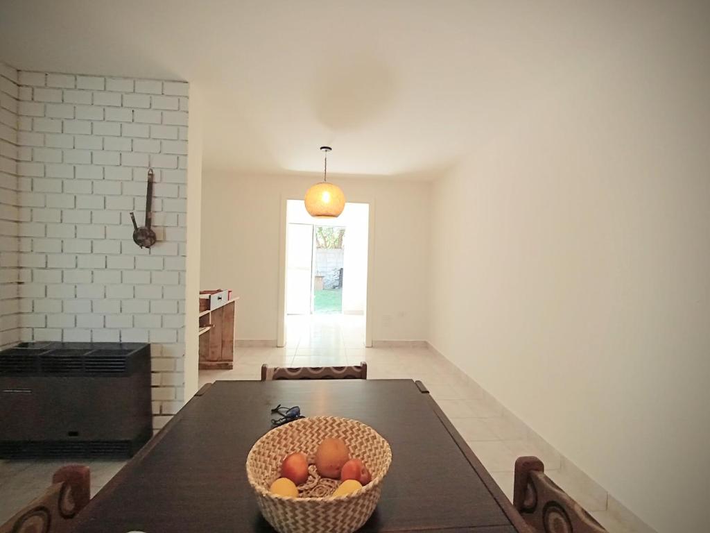 佩里托莫雷诺Kau hostel & experiencias的厨房配有一张桌子,上面放着一篮鸡蛋