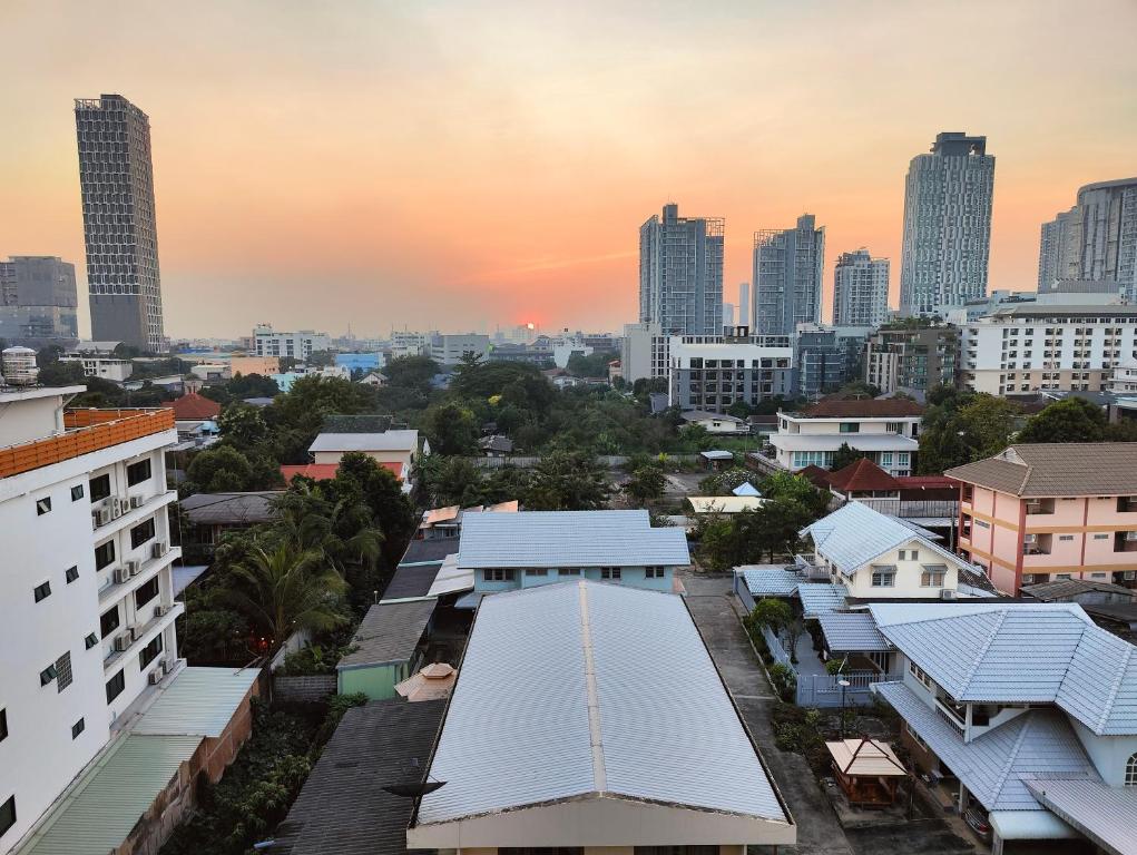 曼谷Sundowner Sukhumvit的享有城市天际线和高楼的景色