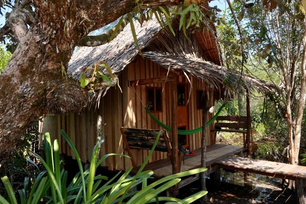 瓜隆岛Lily's Riverhouse的树屋,带门廊和长凳
