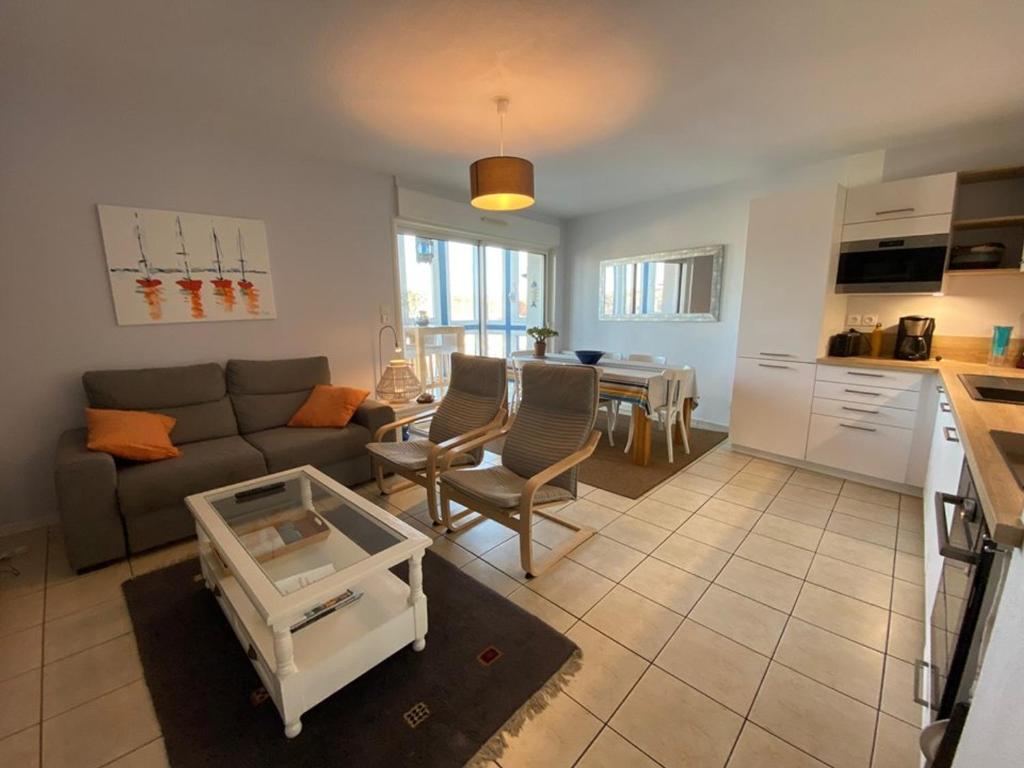 卡布勒通Appartement Capbreton, 4 pièces, 6 personnes - FR-1-413-113的带沙发和桌子的客厅以及厨房。