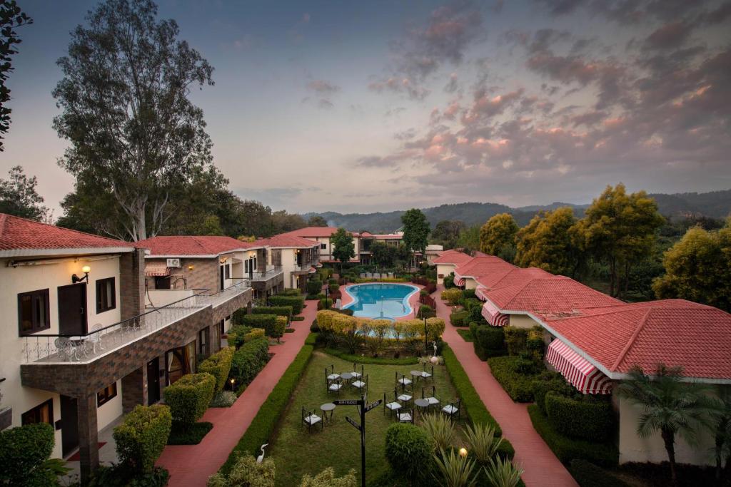 加尔加Country Inn Tarika Riverside Resort Jim Corbett的享有带游泳池的度假村的空中景致