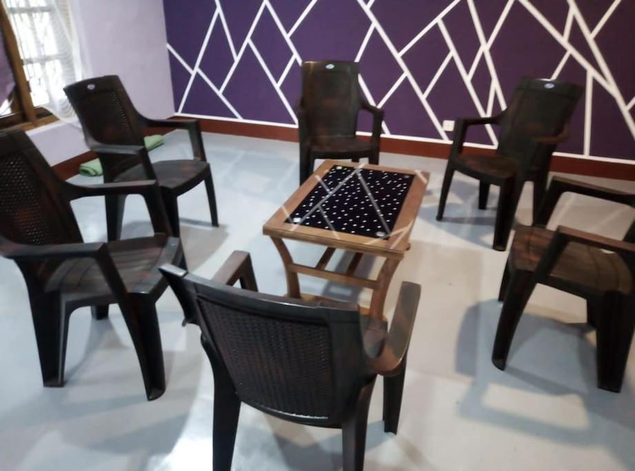 拜蒂克洛MSV Villa résidence home的一套椅子和一张桌子