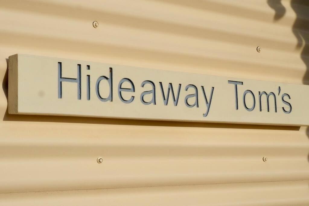 Hindmarsh IslandHideaway Tom’s on Mundoo Channel - Waterfront的挂在墙上的隐秘旅游的标志