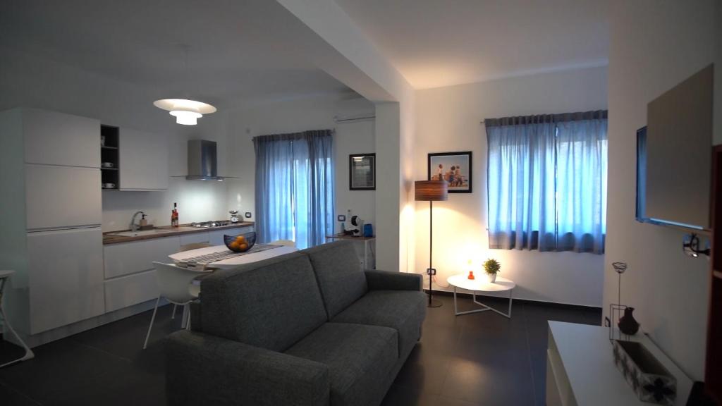 巴勒莫Mi Tierra Luxury Apartments的带沙发的客厅和厨房