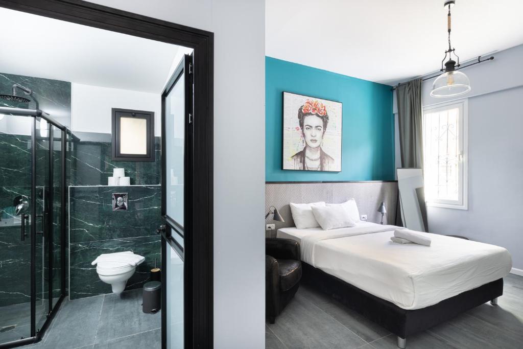 特拉维夫Liber Tel Aviv Sea Shore Suites BY RAPHAEL HOTELS的一间卧室配有一张床,浴室设有淋浴。
