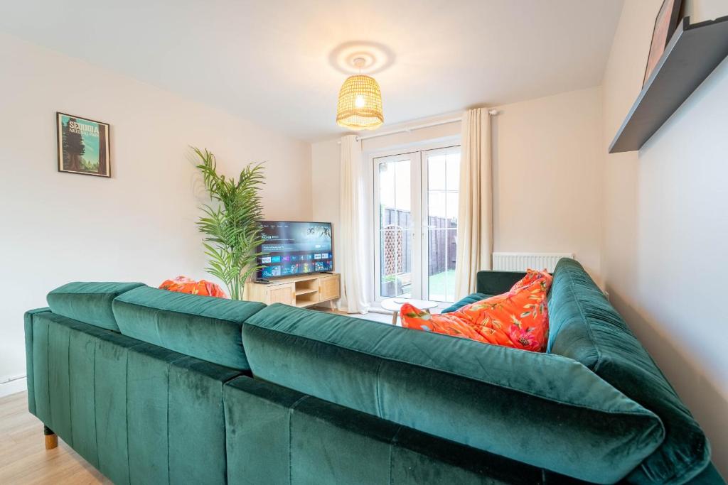 霍利Brookfield的客厅里配有带橙色枕头的绿色沙发