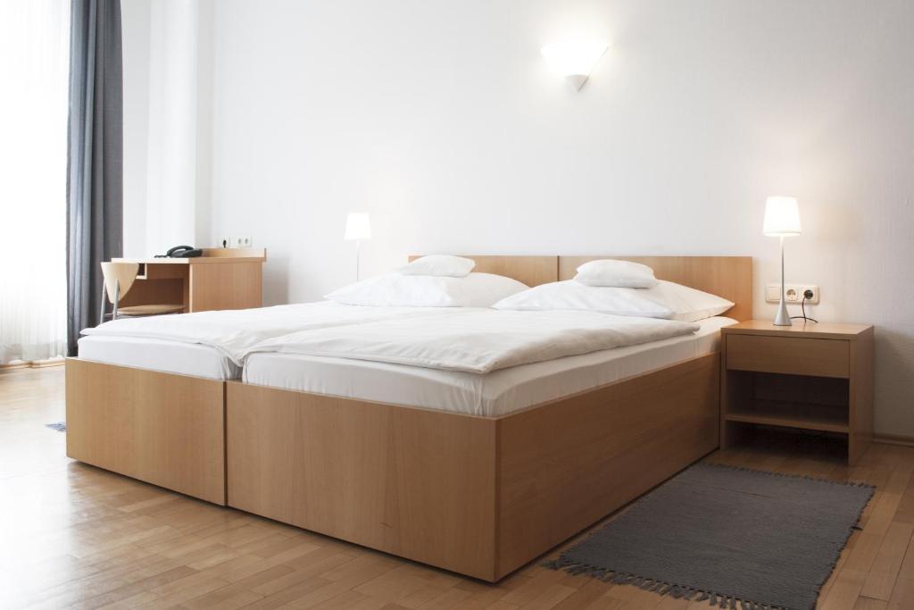 威斯巴登施艾潘埃克酒店的一间卧室配有一张带白色床单的大床