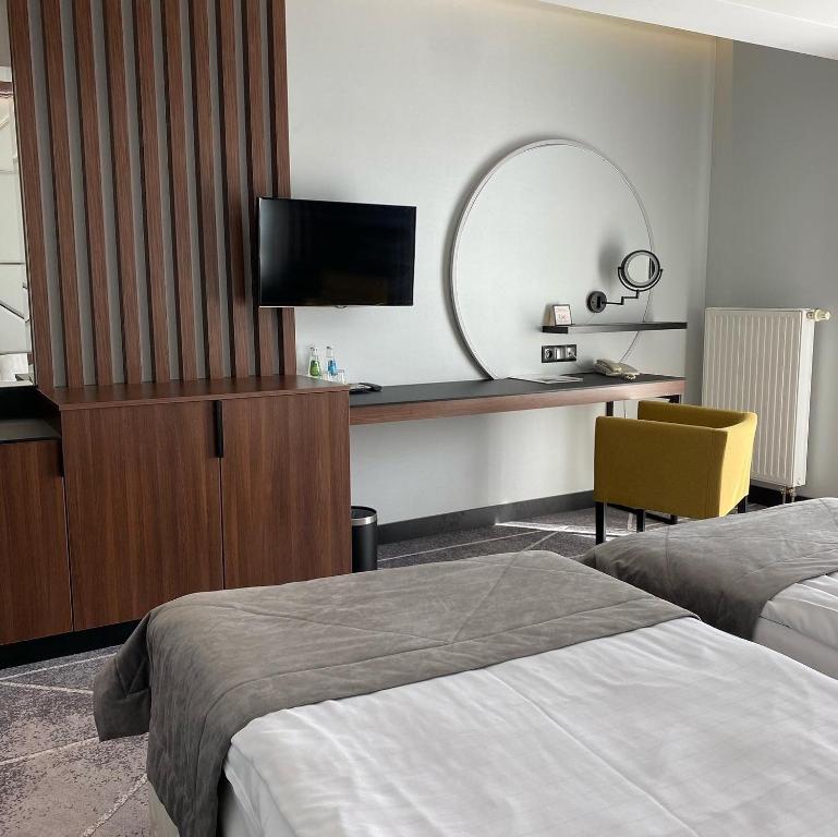 露米雅Hotel Falko的酒店客房,设有两张床和镜子