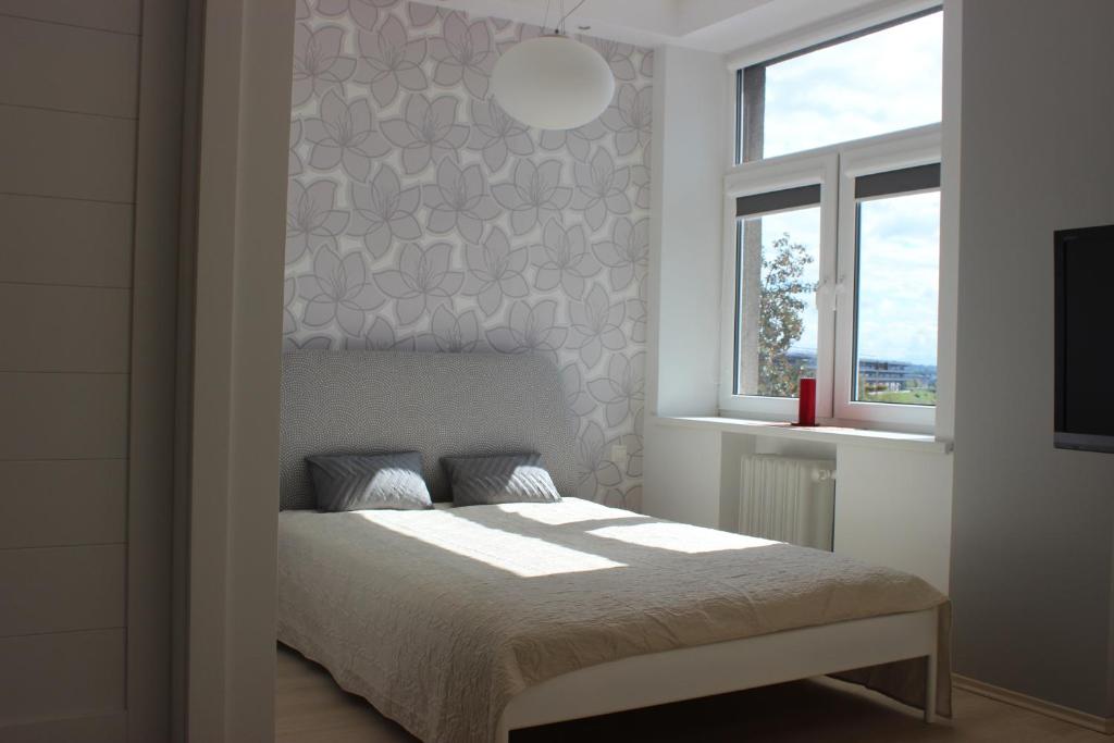 考纳斯Kaunas Center Apartments - K. Mindaugo g.的白色的卧室设有床和窗户