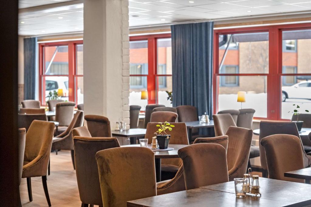 厄斯特松德贝斯特韦斯特艾特酒店的餐厅设有桌椅和窗户。