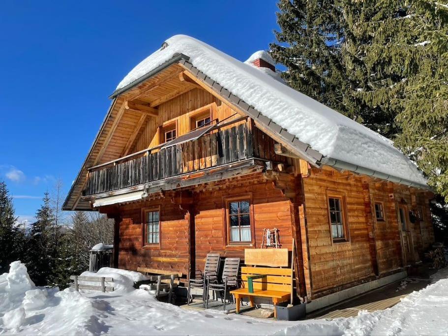 Axterhütte的小木屋,屋顶上积雪