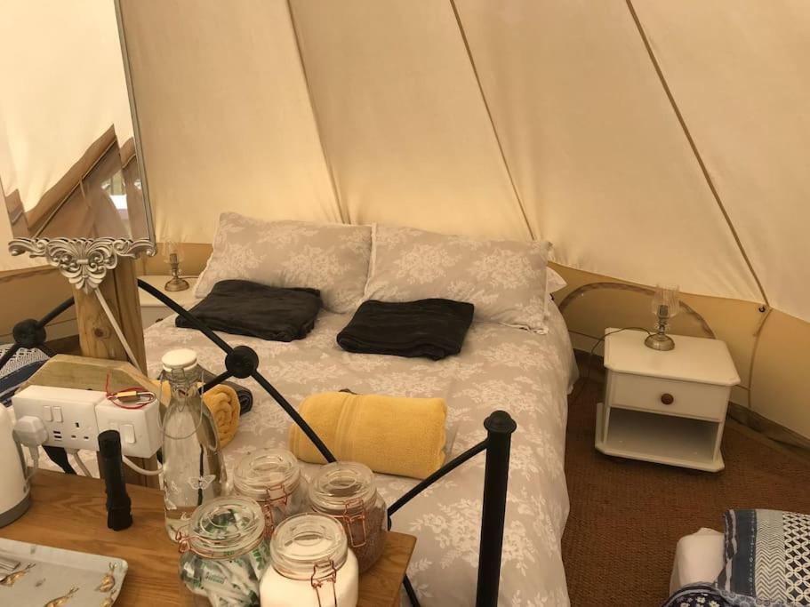 特鲁罗Cox Hill Glamping Badger的小房间,帐篷里配有一张床