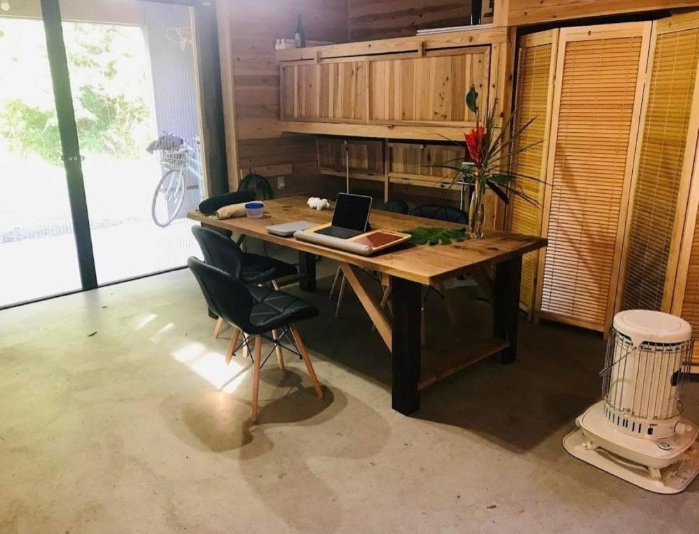 屋久岛Eco Lodge Moss Tasha - Vacation STAY 39871v的一张木桌,上面有笔记本电脑