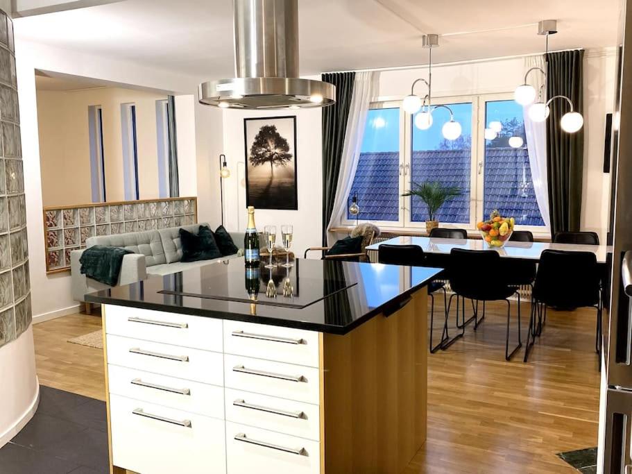 哥德堡Apartment Aekta Studio 3 Gothenburg的厨房以及带桌子和沙发的客厅。