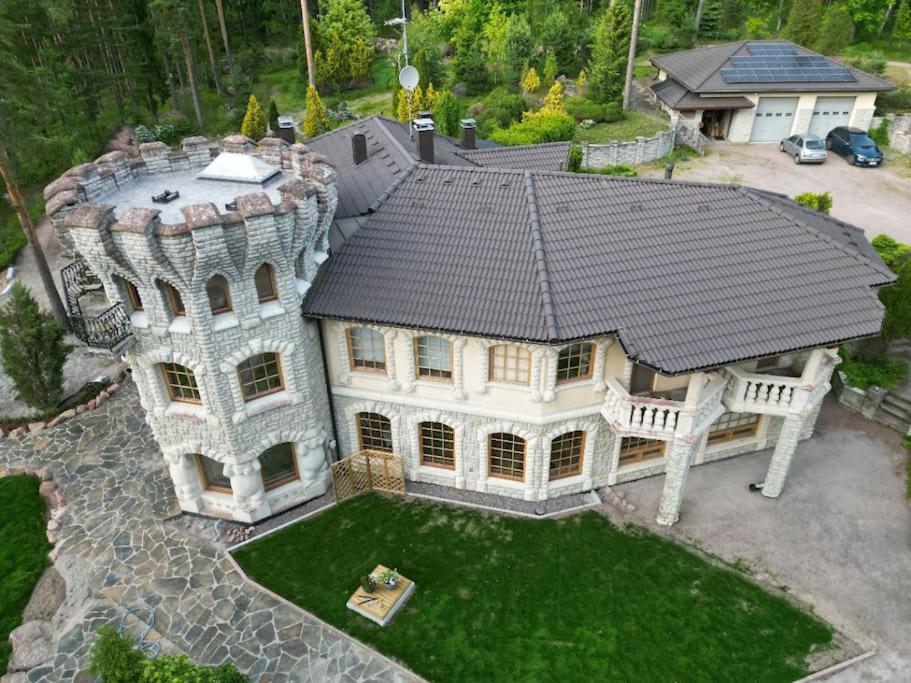 波尔沃Pinecrest Villa - Castle style living on seaside的享有带屋顶的大房子的空中景致