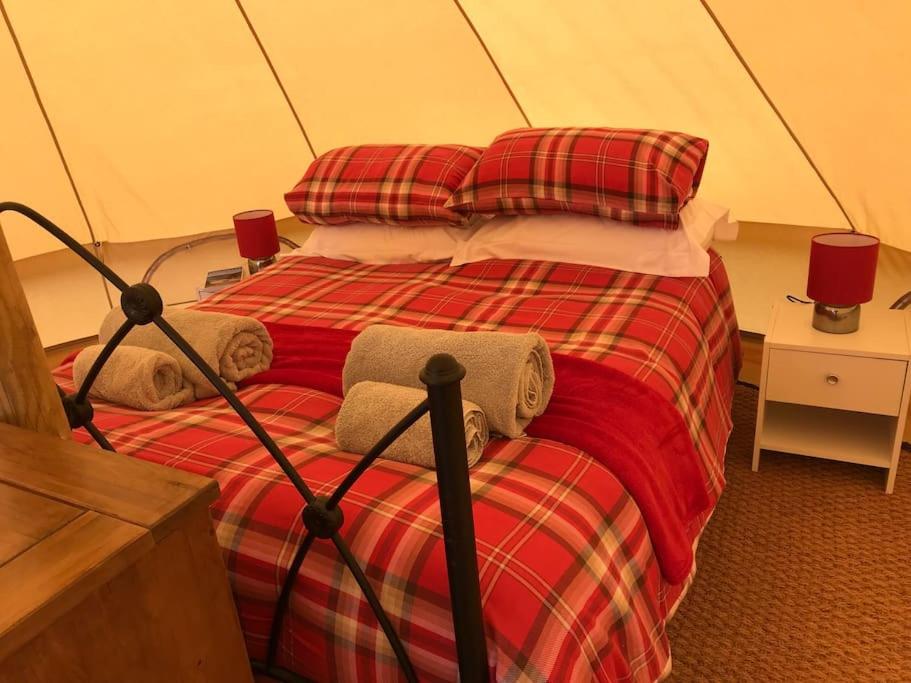 特鲁罗Cox Hill Glamping Benson的帐篷内一间卧室,配有一张床