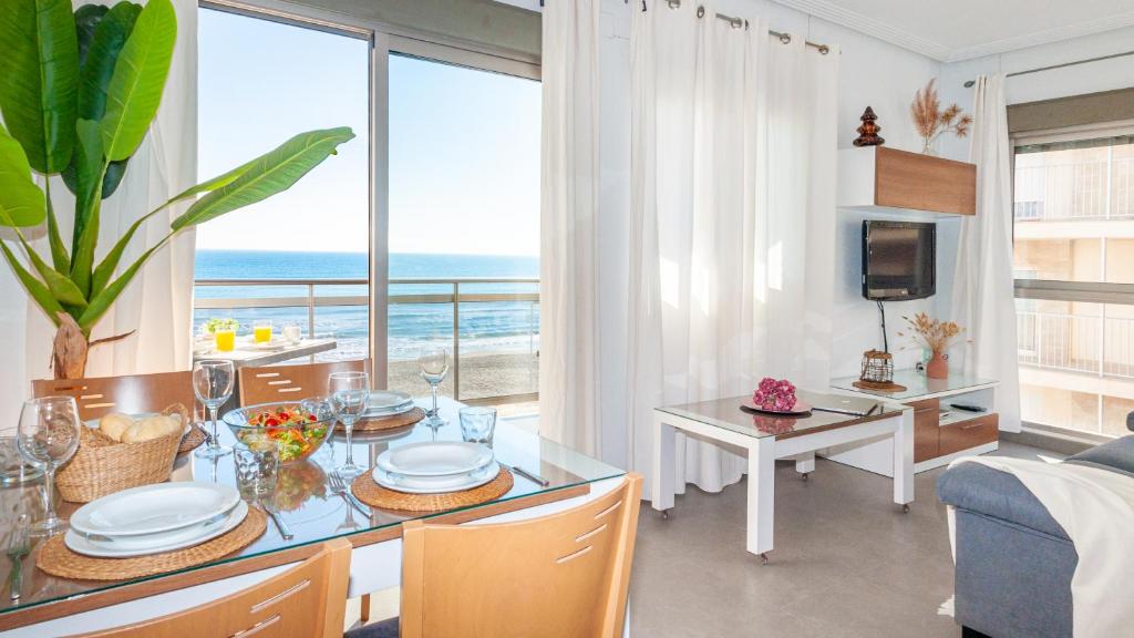 瓜尔达马尔·德尔·塞古拉Apartamentos Turisticos Rent Guardamar的海景用餐室和客厅