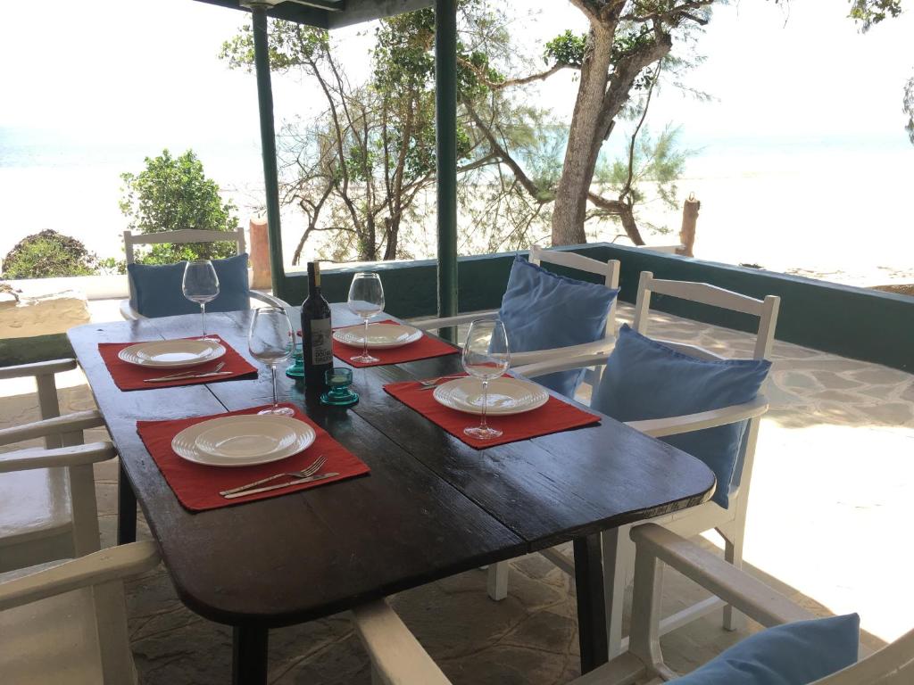 迪亚尼海滩迪亚尼海滩度假屋的一张带酒杯和红餐巾的木桌